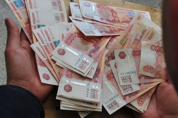 В Москве испорченный банкомат выдал безработному полмиллиона рублей